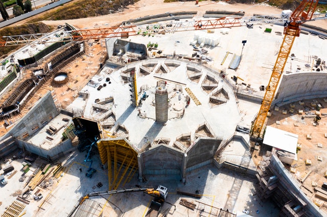 Des segments du mur plissé autour de la place centrale sont également en cours de construction tandis que les travaux sur les jardinières de la place nord progressent.