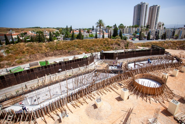 Des jardinières de différentes formes sont en cours de construction pour les jardins qui embelliront la place nord.