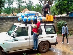 Des jeunes de Bangui se préparent à voyager avec les membres du comité d’urgence mis en place par l’Assemblée spirituelle nationale.