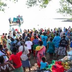 Rassemblements en présence organisés selon les mesures de sécurité exigées par le gouvernement. Plus de 250 personnes des villes de l’île de Tanna se sont réunies pour accueillir un bateau de Port Vila transportant une cargaison tant attendue : les principaux éléments de la maison d’adoration bahá’íe locale qui sera construite dans la ville de Lenakel.