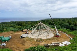 Les neuf ailes du toit, en forme de vallées profondes qui rappellent le terrain de l’île volcanique, ont été assemblées une à une autour de l’oculus.