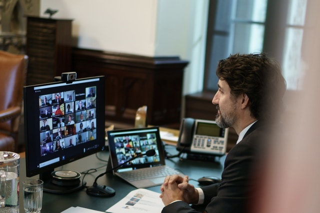 En décembre, un groupe diversifié de responsables religieux de tout le Canada, y compris des membres de l’Assemblée spirituelle nationale et des assemblées spirituelles locales bahá’íes, a rencontré le Premier ministre Justin Trudeau [pour parler de la contribution des communautés religieuses dans le contexte de la pandémie. (Crédit photo : Adam Scotti)