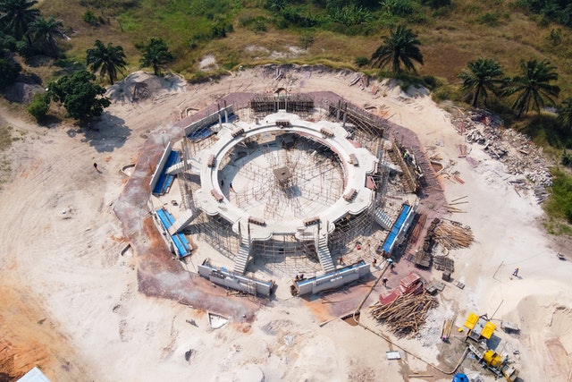 Depuis que les fondations du temple ont été achevées en février, les ouvriers ont érigé les éléments structurels en béton qui constituent la partie inférieure de l’édifice et qui soutiendront la superstructure en acier du dôme et les auvents qui l’entourent.