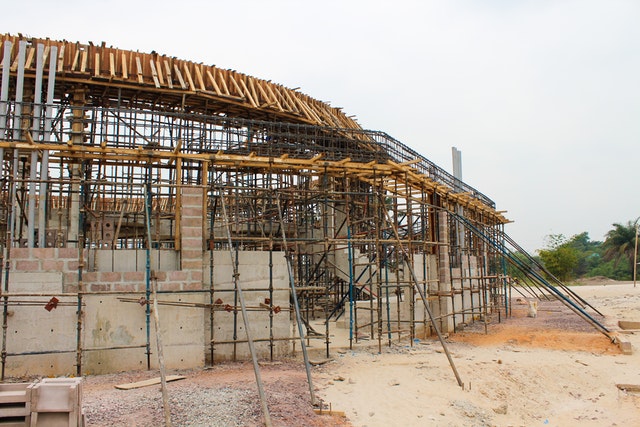 Deux soubassements circulaires ont été construits, l’un au-dessus de la galerie et l’autre au-dessus du mur extérieur du temple. Au centre de cette image se trouve un espace dans le mur extérieur qui sera l’une des neuf portes d’entrée du temple.