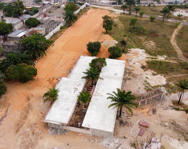 Les murs et la toiture du futur centre des visiteurs sont terminés.