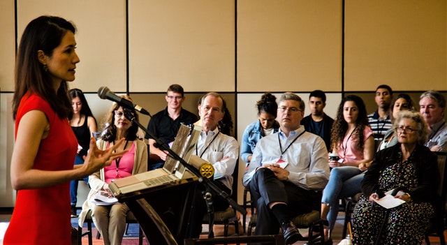 Photographie prise avant la crise sanitaire actuelle. Une session lors d’une précédente conférence de l’Association d’études bahá’íes.