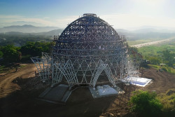 La superstructure en acier, désormais entièrement terminée, surplombe la banlieue de Waigani à Port Moresby, en Papouasie-Nouvelle-Guinée.