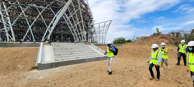 Un groupe de journalistes de différents médias visite le site de la maison d’adoration bahá’íe et découvre la signification du temple en tant que symbole d’unité.