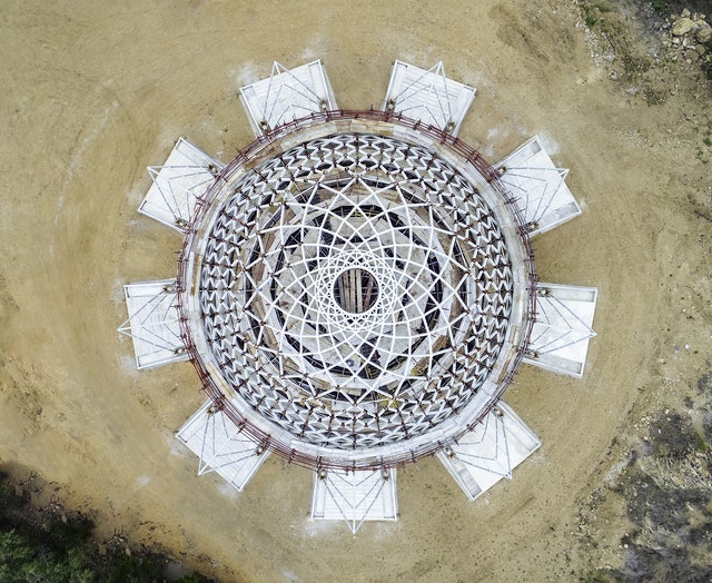 Les structures du dôme et de l’auvent terminées sont maintenant prêtes pour la pose du revêtement extérieur.