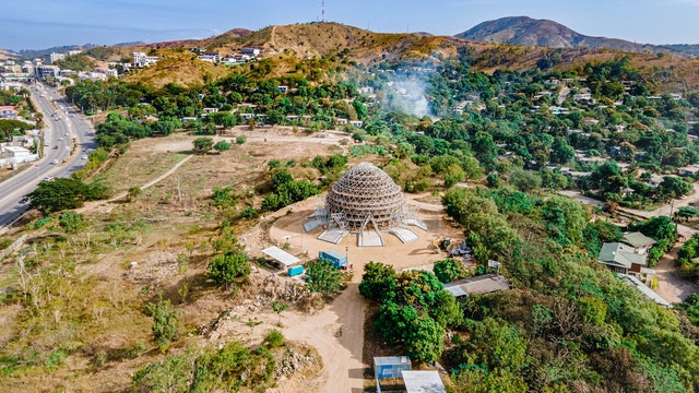 Avec l’achèvement de la superstructure en acier, la forme émergente de la maison d’adoration peut être vue de toutes les directions quand on s’approche de la zone de Waigani de Port Moresby. (Crédit photo : Shannon Ambu)