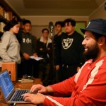 Rassemblements en personne organisés selon les mesures de sécurité exigées par le gouvernement. Une session d’enregistrement au cours de laquelle des jeunes du quartier de Manurewa à Auckland créent des chansons pour inspirer des actions pour le bien-être de leur communauté.