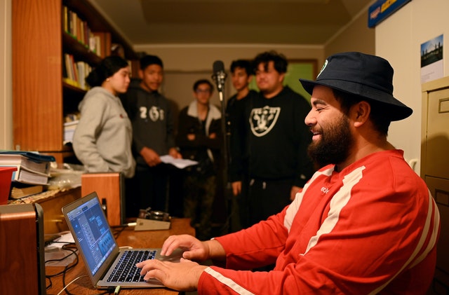 Rassemblements en personne organisés selon les mesures de sécurité exigées par le gouvernement. Une session d’enregistrement au cours de laquelle des jeunes du quartier de Manurewa à Auckland créent des chansons pour inspirer des actions pour le bien-être de leur communauté.