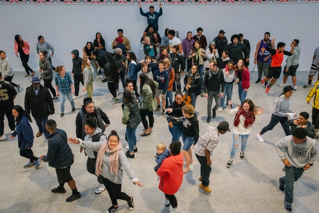 Photographies prises avant la crise sanitaire actuelle. Un groupe de jeunes de Manurewa et d’autres régions de Nouvelle-Zélande lors d’une conférence de jeunes à Auckland, quelques instants avant la prise d’une photo de groupe. La conférence a donné aux participants l’occasion de se concerter sur les besoins de leurs communautés et d’élaborer des plans d’action pour l’amélioration de leur société.