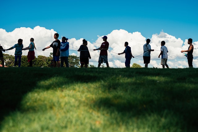 Photographies prises avant la crise sanitaire actuelle. Les participants aux initiatives éducatives proposées par les bahá’ís de Manurewa apprennent l’unité et la coopération à travers une activité de groupe.