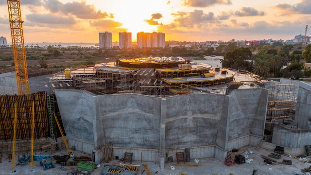 Cette photo montre les dernières étapes de la construction des segments reliant les murs de la place centrale aux murs des portails nord et sud.