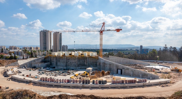 On voit ici les murs achevés des côtés est et ouest du mausolée, qui s’étendent désormais sans interruption d’un bout à l’autre du site.