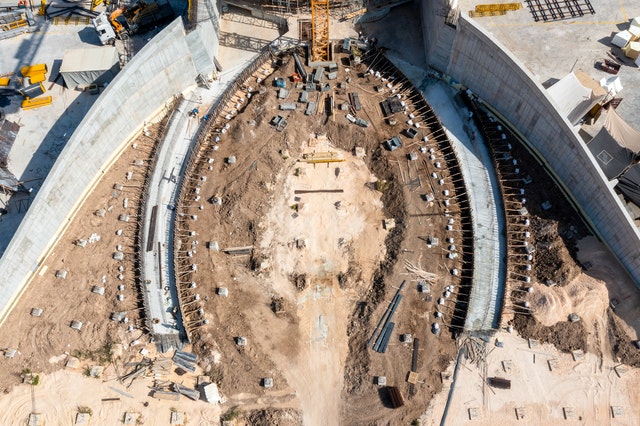 Sur la place sud, la construction des allées et des jardinières a commencé.