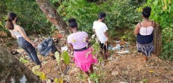 Des jeunes du quartier de Vila do Boa ramassent les déchets autour d’une rivière locale.