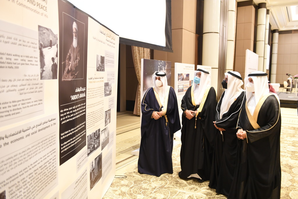 Une exposition présentait aux participants l’histoire de la foi bahá’íe, la description des contributions de ‘Abdu’l-Bahá au progrès social, ainsi que ses écrits sur la paix et l’unité de l’humanité.