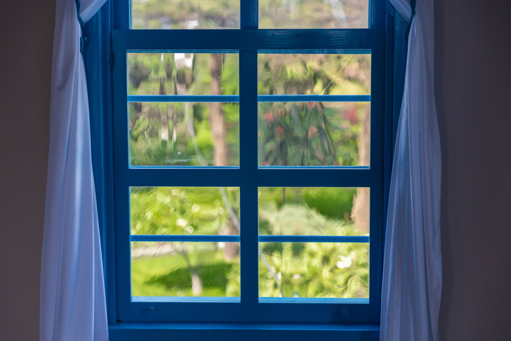 Des techniques traditionnelles de soufflage du verre ont été utilisées pour recréer les vitres de la chambre de Bahá’u’lláh.