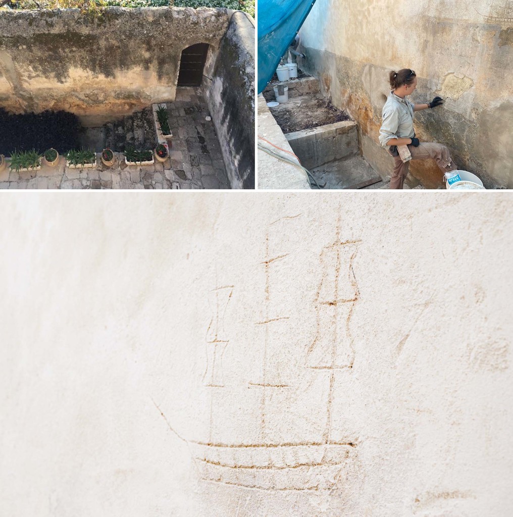 Au cours du processus de restauration des murs de la cour, plusieurs sculptures datant du milieu du XVIIIe siècle ont été traitées et sont maintenant clairement visibles. La photo montre une de ces sculptures représentant un voilier typique de ceux qui passaient dans les eaux de ‘Akká à cette époque.