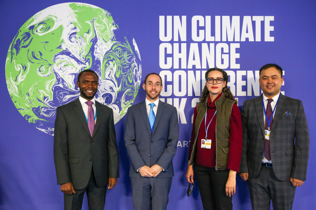 Représentants de la Communauté internationale bahá’íe (BIC) à la COP26. De gauche à droite : Peter Aburi du Kenya, Daniel Perell du Bureau de New York du BIC, Maja Groff des Pays-Bas et Serik Tokbolat du Kazakhstan. (Crédit : Kiara Worth)