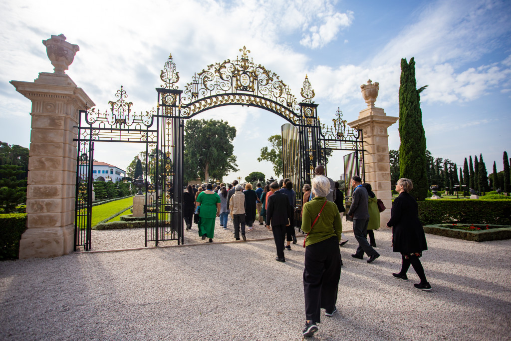 Un groupe de participants s’approche du tombeau de Bahá’u’lláh, le lieu le plus sacré sur terre pour les bahá’ís.
