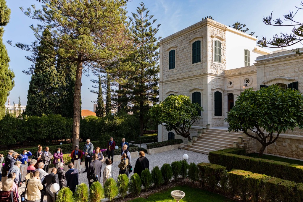 Des participants arrivent à la maison de ‘Abdu’l-Bahá à Haïfa où il a résidé pendant les dernières années de sa vie, avant de s’y éteindre, aux premières heures du 28 novembre 1921.