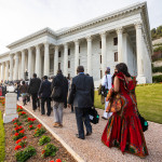 Les participants se réunissent au siège de la Maison universelle de justice pour l’ouverture de l’évènement marquant la commémoration en Terre sainte du centenaire de l’ascension de ‘Abdu’l-Bahá.