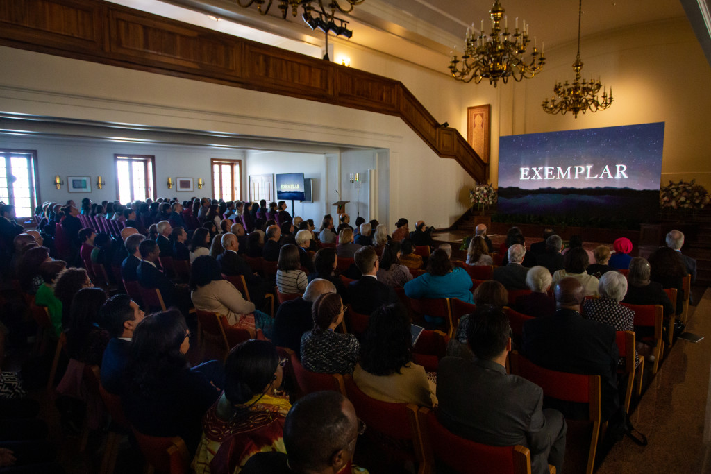 Les participants regardent le film « L’Exemple », lors d’une projection dans le hall du siège de la Maison universelle de justice.