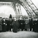 ‘Abdu’l-Bahá et un groupe de bahá’ís sous la Tour Eiffel à Paris, janvier 1913