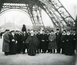 ‘Abdu’l-Bahá et un groupe de bahá’ís sous la Tour Eiffel à Paris, janvier 1913