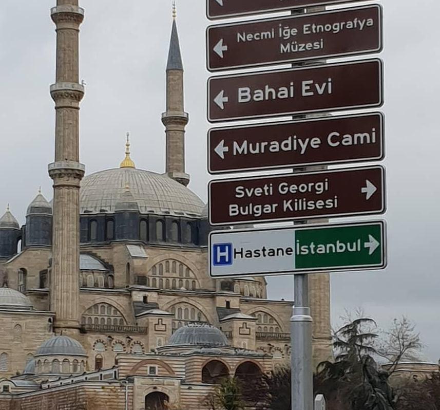 Un certain nombre de panneaux portant la mention « Maison bahá’íe » indiquent l’emplacement d’une maison à Edirne où Bahá’u’lláh, ‘Abdu’l-Bahá et leurs familles ont vécu en exil.