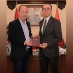 Recep Gürkan, le maire d’Edirne, (à gauche) avec Şemsettin Öztürk, un représentant de la communauté bahá’íe turque (à droite).