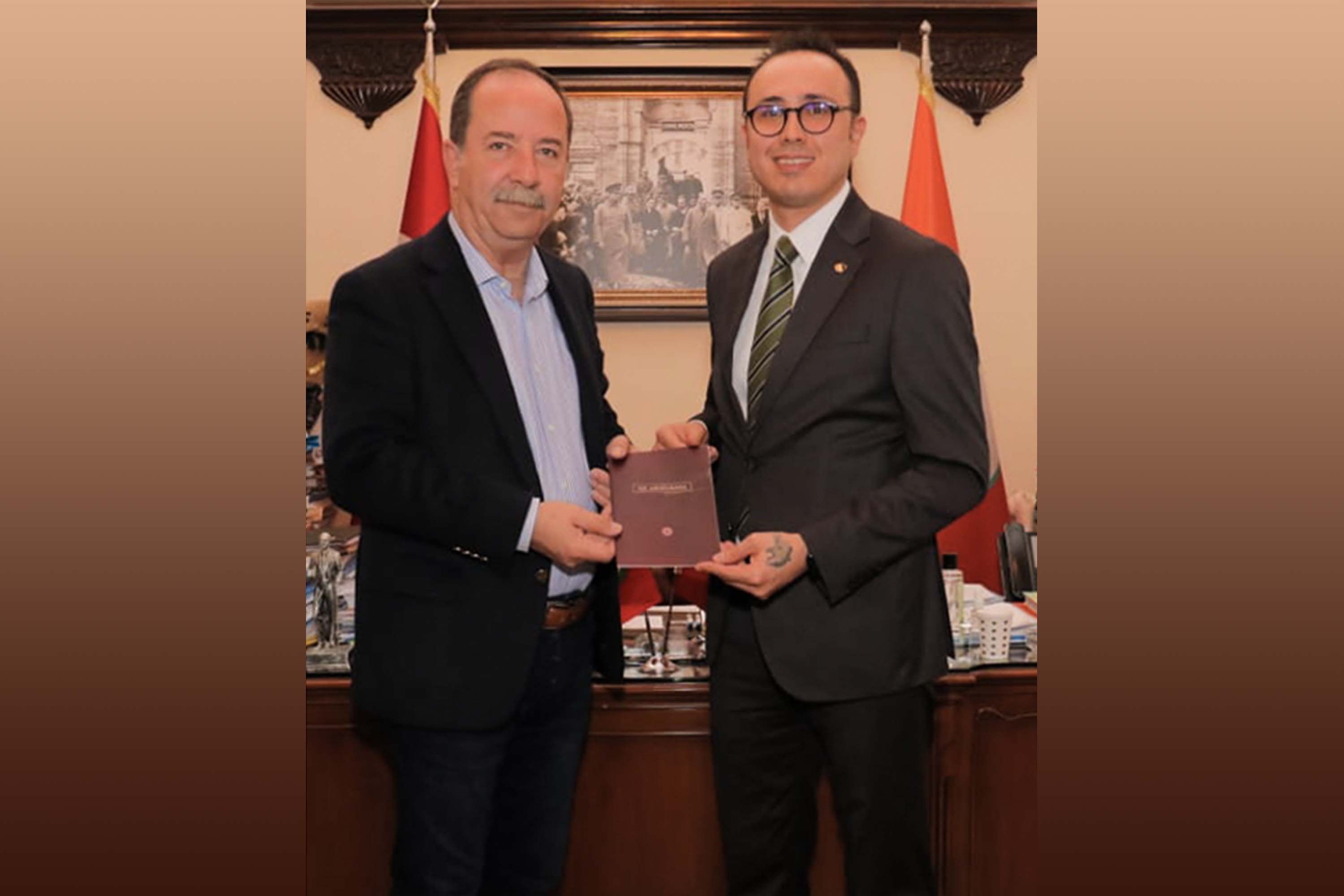 Recep Gürkan, le maire d’Edirne, (à gauche) avec Şemsettin Öztürk, un représentant de la communauté bahá’íe turque (à droite).