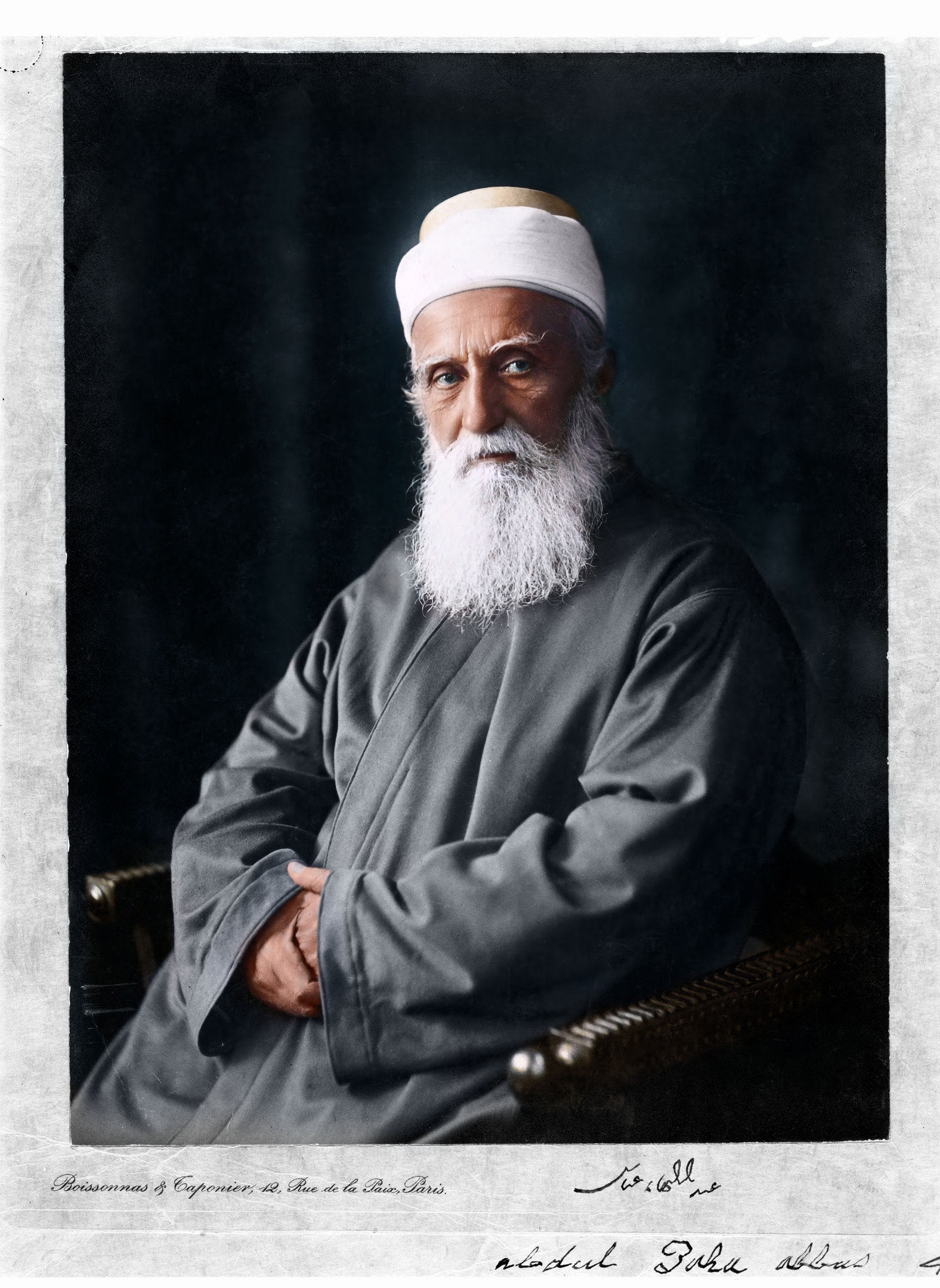 Portrait colorisé de ‘Abdu’l-Bahá, récemment ajouté, pris à Paris, en France, en octobre 1911