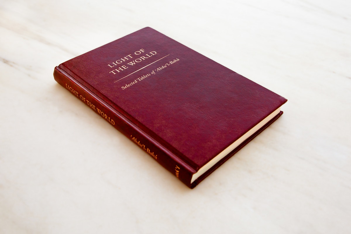 Un volume de tablettes nouvellement traduites écrites par ‘Abdu’l-Bahá a été publié, relatant des aspects de la vie de Bahá’u’lláh, les tribulations qu’il a endurées et le but de sa Foi.