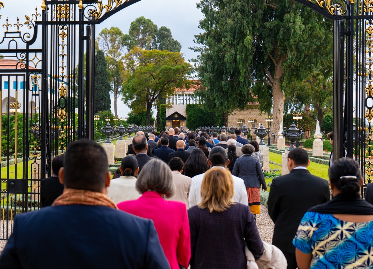 Les conseillers se rendant en procession au tombeau de Bahá’u’lláh pour prier pour le bien-être de l’humanité.