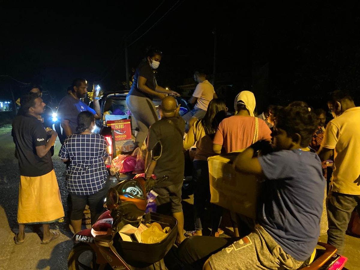 Dans de nombreux cas, des familles entières et des groupes de personnes ont rapidement parcouru de longues distances vers les zones touchées pour apporter leur aide, travaillant de longues heures jusque tard dans la nuit.