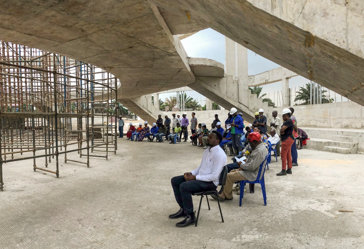 Des réunions régulières pour la prière ont lieu sur le site du temple, rassemblant des personnes d’origines et de religions diverses.