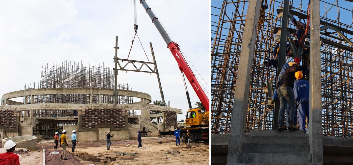 Les ouvriers ont assemblé les éléments en acier au sol pour former de grands segments de la superstructure, qui ont ensuite été soulevés et mis en place. On voit ici l’installation du premier segment.