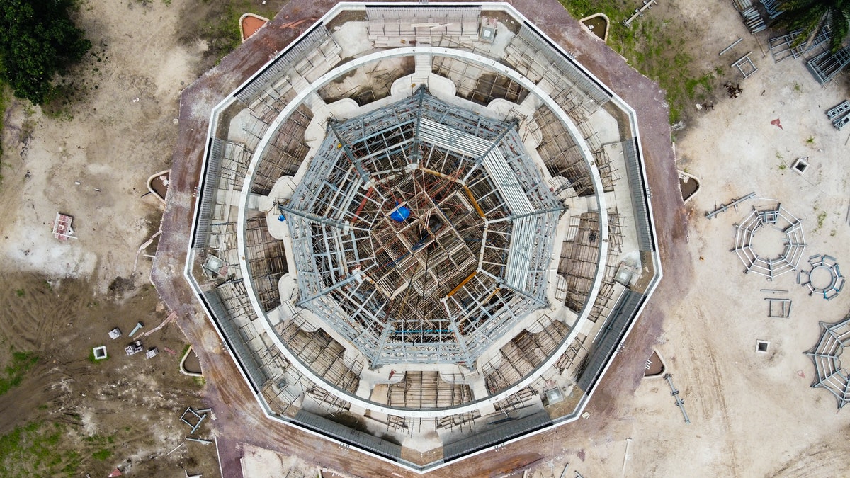 Une vue en plongée du temple alors que la superstructure était en train d’être soulevée.