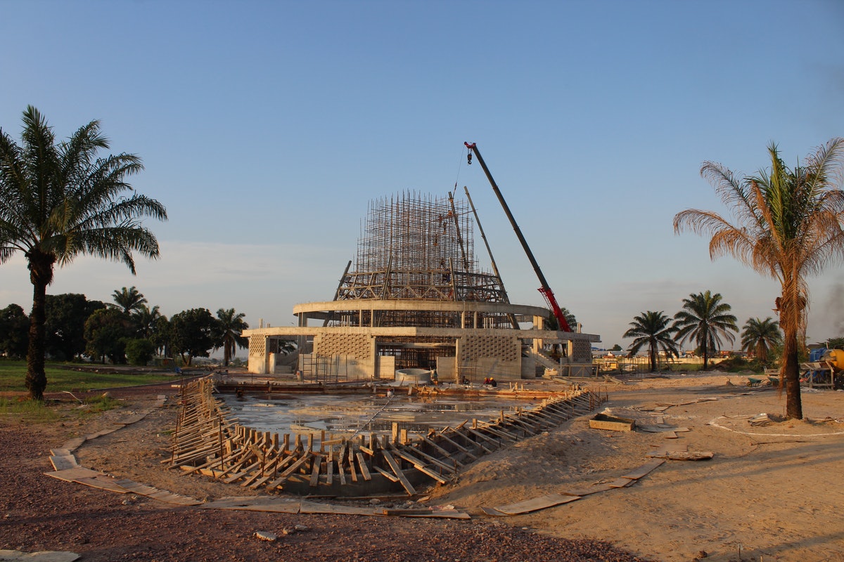 Les travaux sur les jardins et les sentiers entourant l’édifice central ont inclus la construction d’une fontaine, d’un ruisseau et d’un miroir d’eau, le long du chemin d’accès au temple.