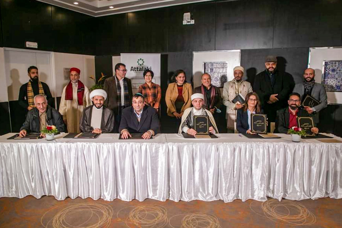 Des représentants des communautés religieuses se sont réunis pour signer un « Pacte national pour la coexistence ». Assis de gauche à droite : Mohamed Ridha Belhassine de la communauté bahá’íe tunisienne, Ahmed Salman de la fondation chiite Ahl Al-Bayt, Daniel Cohen, rabbin de la synagogue de La Goullette, Hsan Ben Abdallah de la communauté soufie, Ahlem Arfaoui et Kamel Ouled Fatma de l’Église anglicane.