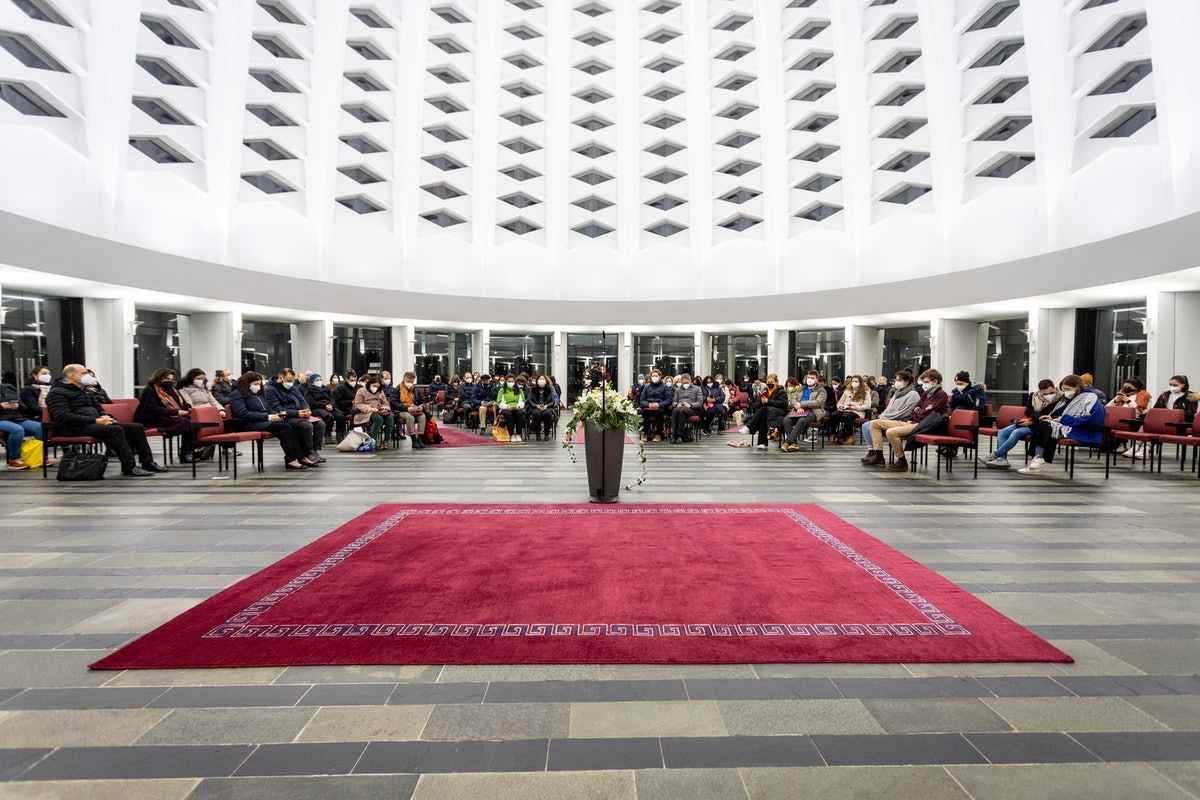 Un rassemblement près de Francfort, en Allemagne, avec des représentants des communautés bahá’íes de plusieurs pays voisins a eu lieu dans les environs spirituellement édifiants de la maison d’adoration bahá’íe pour l’Europe.