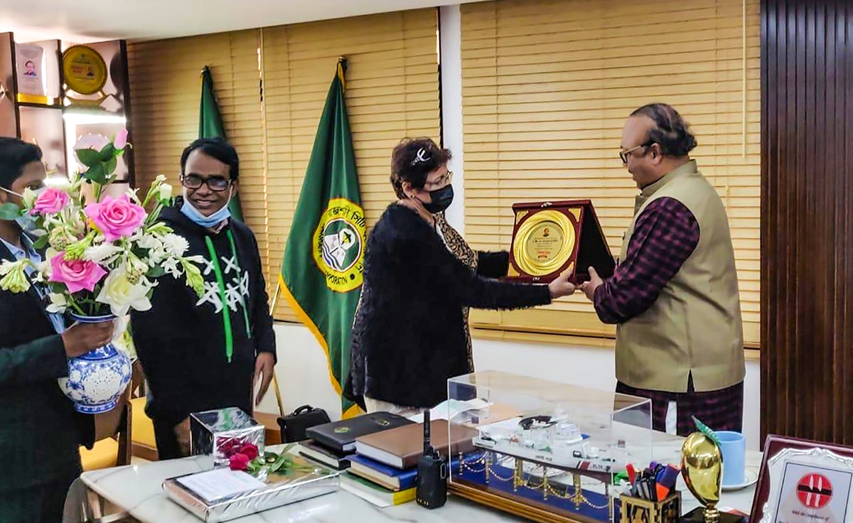 À Rajshahi, au Bangladesh, des membres de l’Assemblée spirituelle locale bahá’íe de la ville ont rendu visite au maire (à droite) pour lui transmettre une invitation à une conférence locale. Les participants à ces conférences examineront le rôle des individus, des communautés et des institutions dans la construction d’une société spirituellement et matériellement prospère.