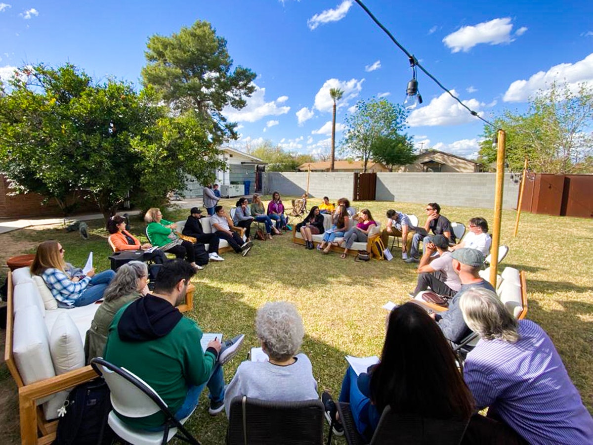 Un rassemblement de membres d’agences bahá’íes locales dans la région de l’East Valley en Arizona, aux États-Unis.