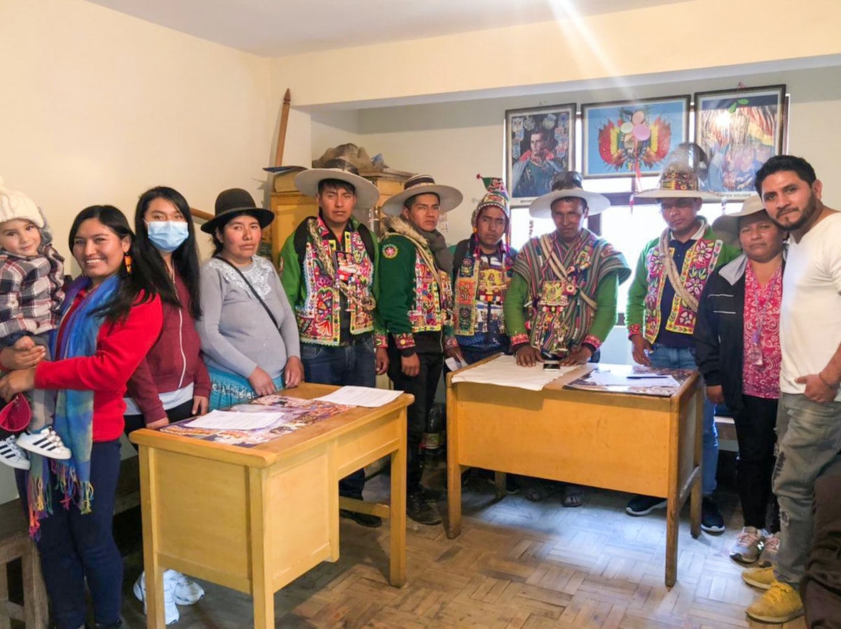 Un rassemblement local dans la région de Cala Cala en Bolivie a réuni les autorités locales de la population indigène pour discuter d’une prochaine conférence qui se tiendra dans cette région. Étaient présents des chefs représentant plusieurs ayllus, des structures familiales claniques communes dans les Andes.
