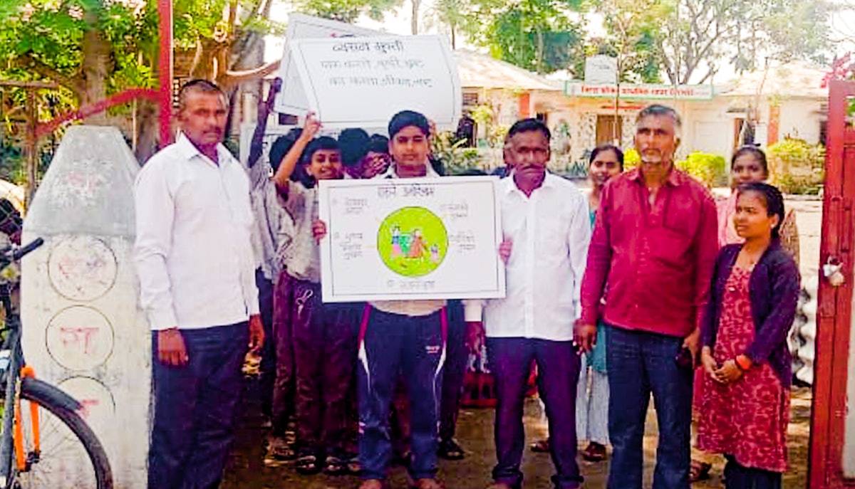 Après une série de conférences locales à Deolali, dans l’État du Maharashtra, en Inde, les participants et un responsable local ont entrepris une campagne de santé publique sur divers problèmes touchant leur société.