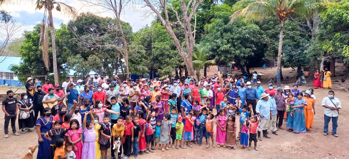 Une récente conférence locale au Panama a réuni plus de 200 personnes de diverses religions. La conférence s’est déroulée en grande partie dans la langue indigène ngöbere. L’atmosphère du rassemblement a été renforcée par des chants inspirés des enseignements bahá’ís.